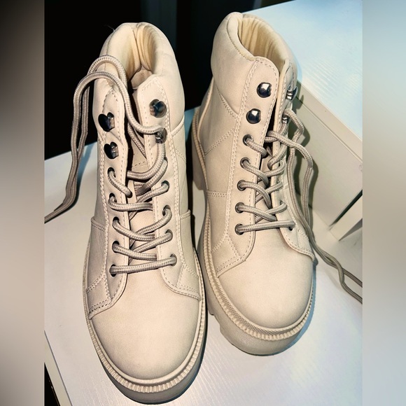 Forever 21 Women Platform Boots - Picture 2 of 4